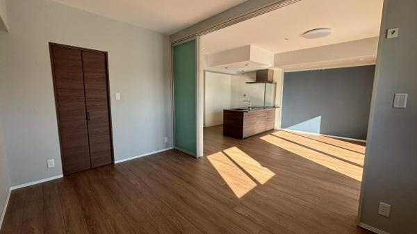 【洋室】 | REGALO | 写真は同タイプの別のお部屋のものです。