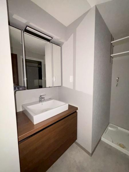 【洗面所】 | REGALO | 写真は同タイプの別のお部屋のものです。