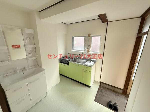 平尾パークハイツの居間・リビング|★明るいキッチンスペース★