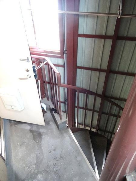 トヤママンションの玄関|★玄関前に物干し★