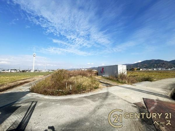天理市兵庫町の売地の外観|■現地撮影写真■ＪＲ「長柄駅」徒歩３分！１０００坪以上と開放的な土地です！農地、資材置場などにご活用いただけます！