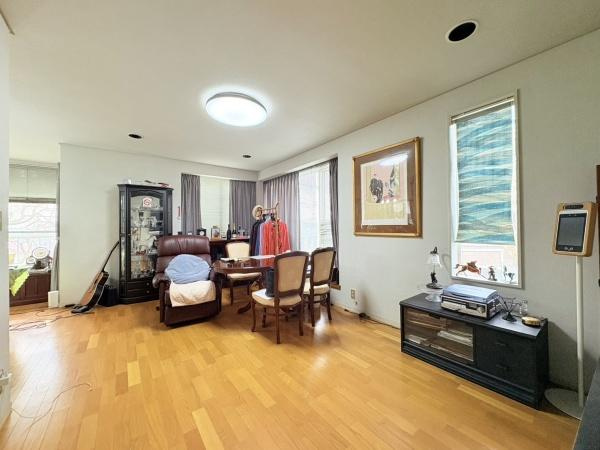 横浜市神奈川区旭ケ丘の中古一戸建の居間・リビング