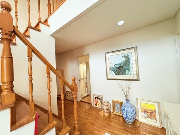 横浜市神奈川区旭ケ丘の中古一戸建の内装|玄関回りです。素敵な階段アプローチです