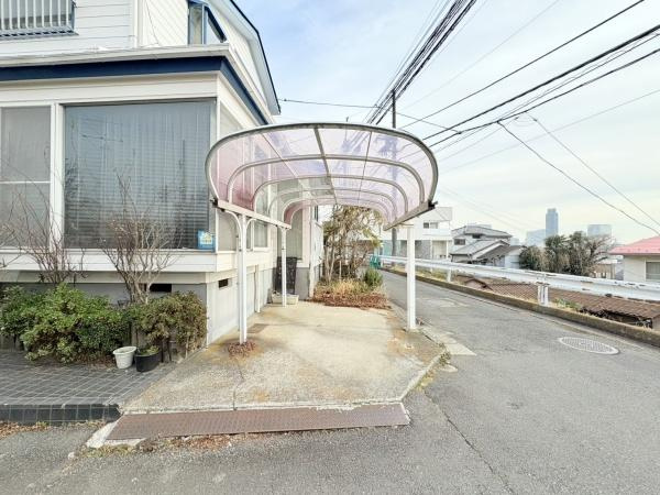 横浜市神奈川区旭ケ丘の中古一戸建の駐車場