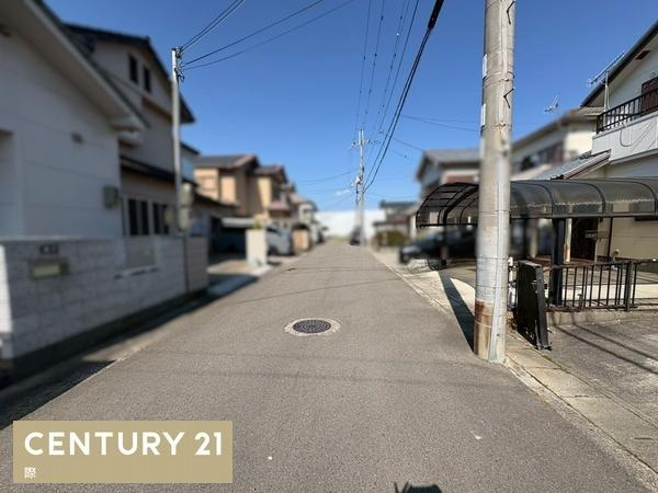 岩出市中黒　中古戸建の前面道路含む現地写真