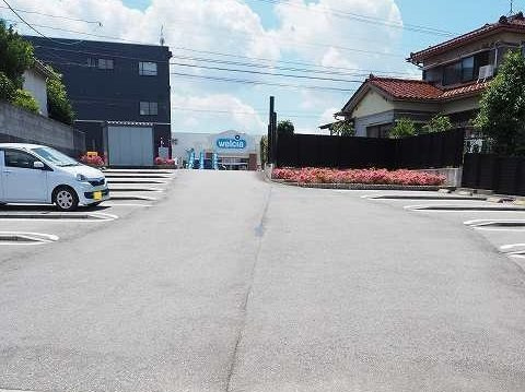 グランデの駐車場|駐車場があるので、車を買う予定の方も安心です