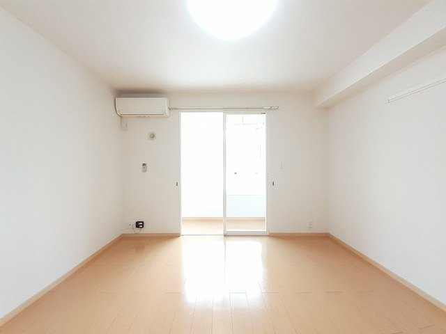 グランデの内装|明るい色調の室内です