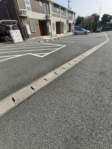 ビジュ・リアンＡの駐車場