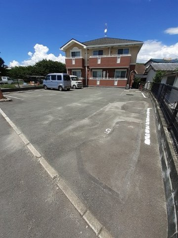 リバー　サイド　レジデンスの駐車場