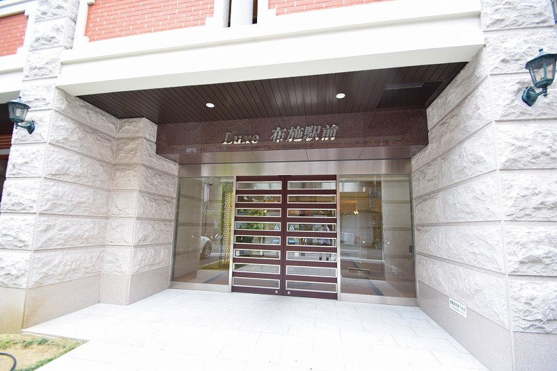 Luxe布施駅前のエントランス