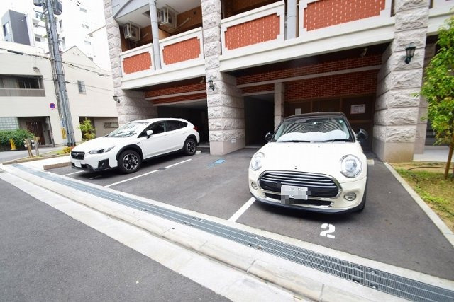 Luxe布施駅前の駐車場