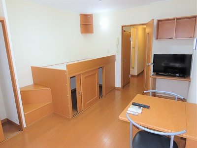 レオパレスブルガリの居間・リビング|ハイベッドタイプのお部屋です
