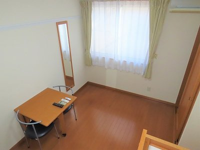 レオパレスブルガリの居間・リビング|ベッド上からのアングルです