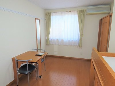 レオパレスブルガリの居間・リビング|カーテンやテーブルも備え付けです