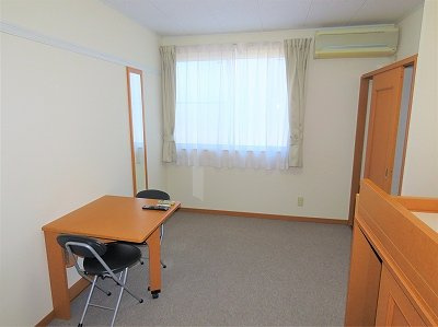レオパレスブルガリの居間・リビング|2階はカーペットのお部屋です