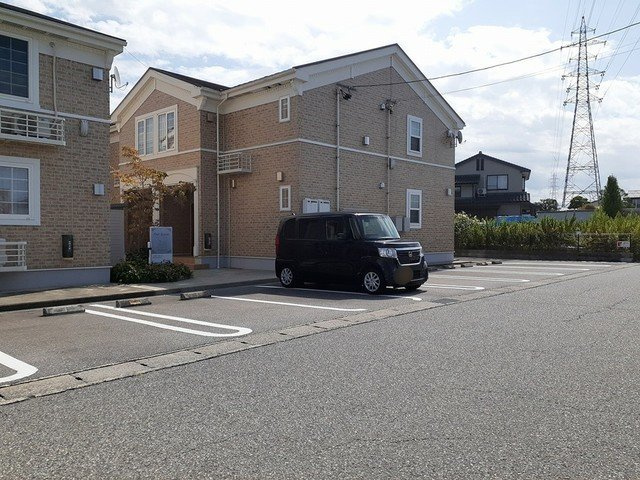 ＦＯＵＲ　ＳＥＡＳＯＮＳ　Ｂの駐車場