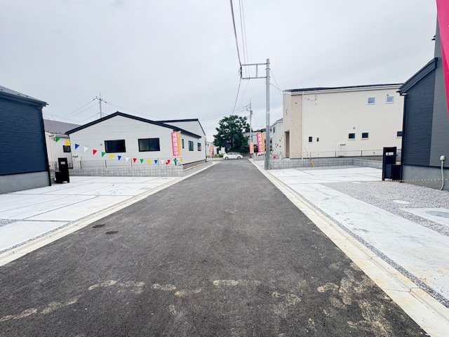 上里町七本木第６（全８棟）１号棟の前面道路含む現地写真