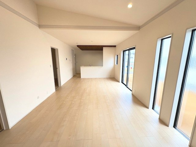 上里町七本木第６（全８棟）7号棟の居間・リビング|建物完成済みでございます。お部屋のご内覧可能でございます。お気軽にお問合せ下さいませ(^▽^)/