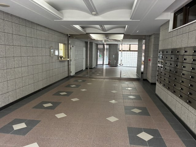 サンコート南草津　天然木フルリノベーションのエントランス