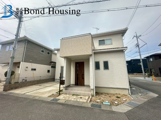 東南角地　ワンランク上の設備　大久保町松陰　良質戸建の前面道路含む現地写真