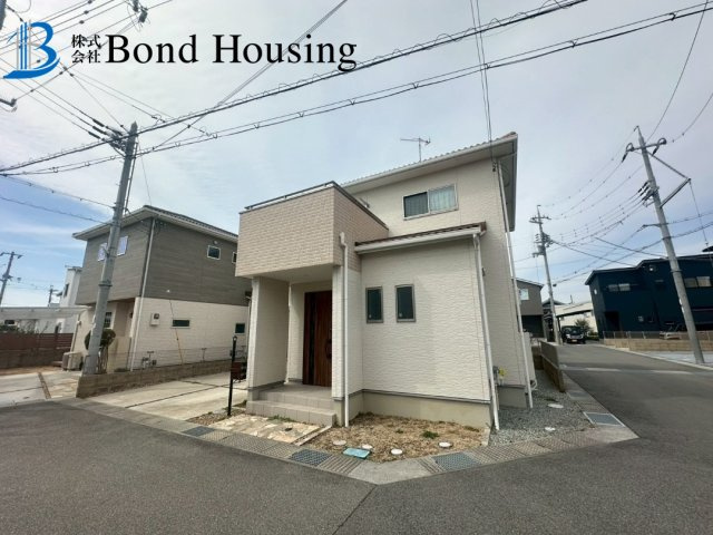 東南角地　ワンランク上の設備　大久保町松陰　良質戸建の前面道路含む現地写真