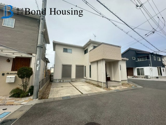 東南角地　ワンランク上の設備　大久保町松陰　良質戸建の前面道路含む現地写真