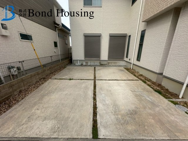 東南角地　ワンランク上の設備　大久保町松陰　良質戸建の駐車場