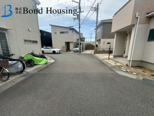 東南角地　ワンランク上の設備　大久保町松陰　良質戸建の前面道路含む現地写真