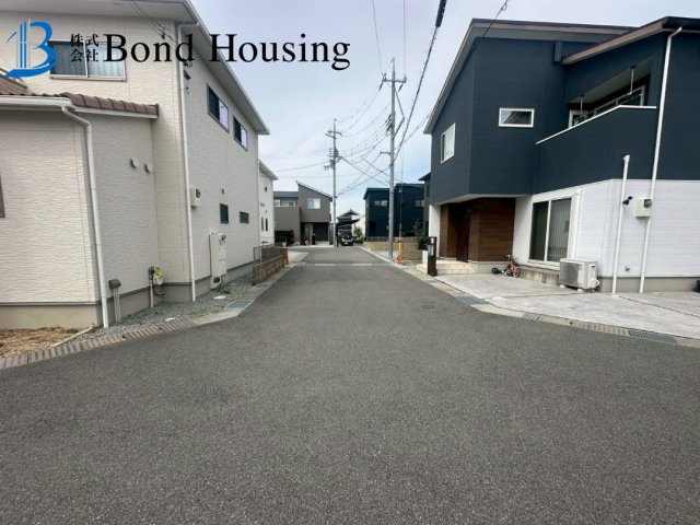 東南角地　ワンランク上の設備　大久保町松陰　良質戸建の前面道路含む現地写真