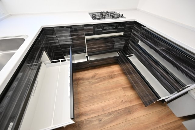 大田区南千束３丁目戸建　１号棟のキッチン|3口ガスコンロ・グリル付