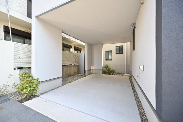 大田区南千束３丁目戸建　１号棟の駐車場|駐車場に車を止められます
