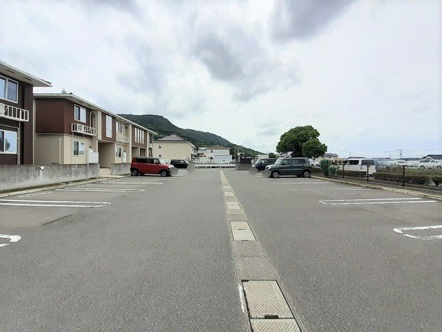 リシェス　Ｃの駐車場|車をお持ちの方に嬉しい駐車場付きの物件です