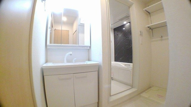 ラックフィールドＢの洗面所|明るい洗面所です