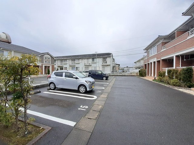 クレマチスＢの駐車場|駐車場があるので、車を買う予定の方も安心です