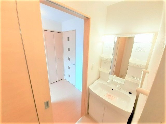 サンシャインヒルズＢの洗面所|明るい洗面所です