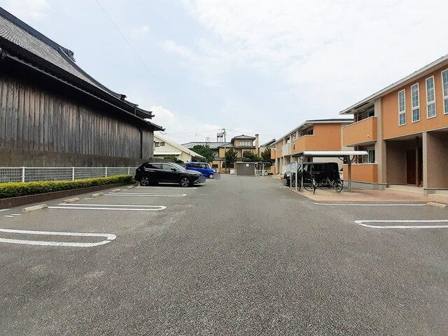 エスト　ウィステリアＡの駐車場|駐車場があるので、車を買う予定の方も安心です