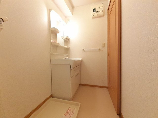 ライフコート東唐津Ｂの洗面所|脱衣スペースもあります
