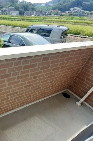 ナチュラル　フラットのバルコニー|暖かな日差しのふりそそぐバルコニー