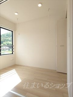 広島市安佐北区三入１丁目のアパートのバルコニー