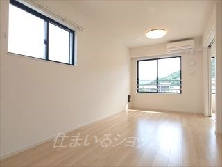 広島市安佐北区三入１丁目のアパートの居間・リビング