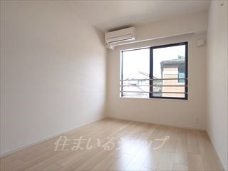 広島市安佐北区三入１丁目のアパートの寝室