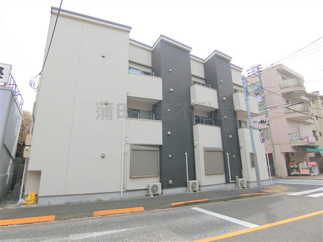 スカイヒルズ羽田の外観|2015年9月築　木造地上3階建て総戸数9戸　Wi-Fiインターネット無料人気賃貸
東京都大田区本羽田2丁目　京急空港線糀谷駅徒歩7分、京急蒲田駅徒歩18分、大鳥居駅徒歩15分の立地！
