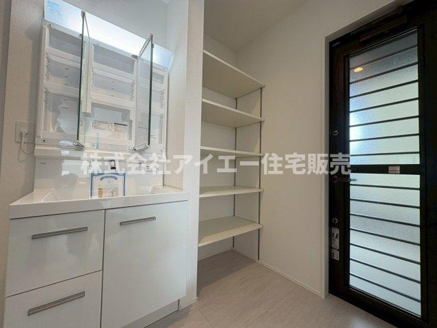 ★★うるま市石川4期-2号棟の独立洗面台|朝の支度にも助かる、独立の洗髪洗面化粧台