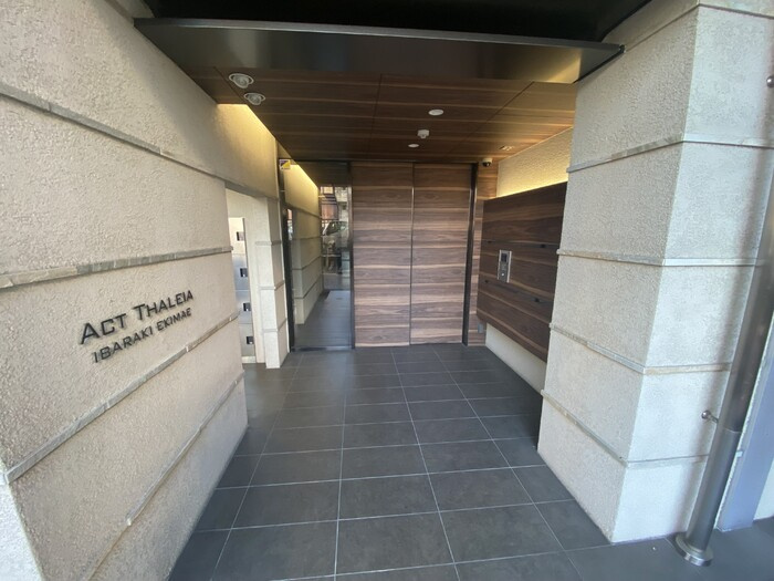 アクトタレイア茨木駅前のエントランス