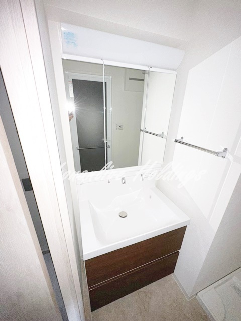 平塚市代官町の賃貸マンションの洗面所|明るい洗面所です