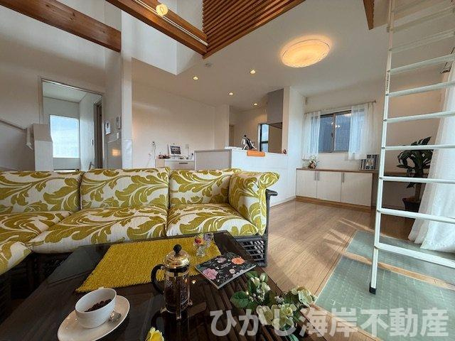 中郡大磯町生沢　中古戸建　の居間・リビング|新規リフォーム完了！　14.5帖　吹抜付LDK