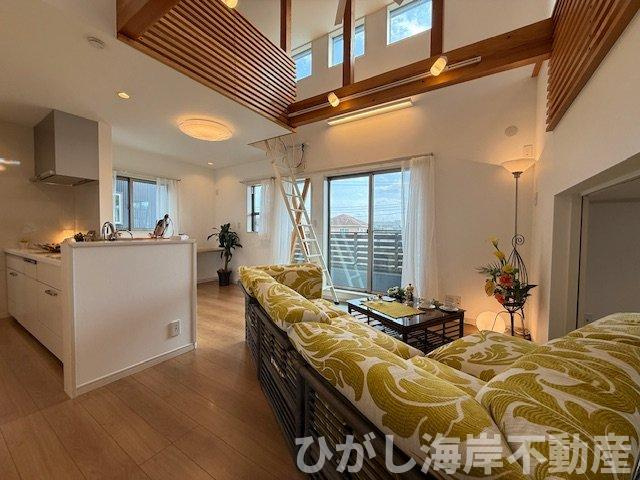 中郡大磯町生沢　中古戸建　の居間・リビング|新規リフォーム完了！　14.5帖　吹抜付LDK
