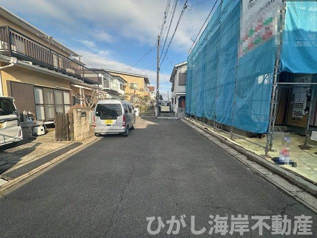 平塚市西真土3丁目　新築戸建　の前面道路含む現地写真|3月19日撮影　建築中　現地外観