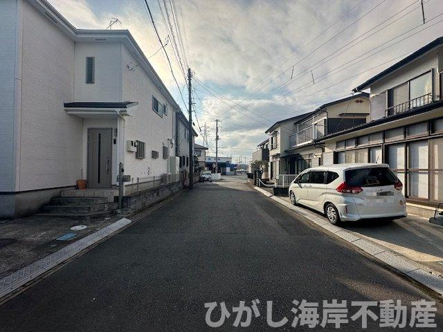 平塚市西真土3丁目　新築戸建　の前面道路含む現地写真|3月19日撮影　建築中　現地外観