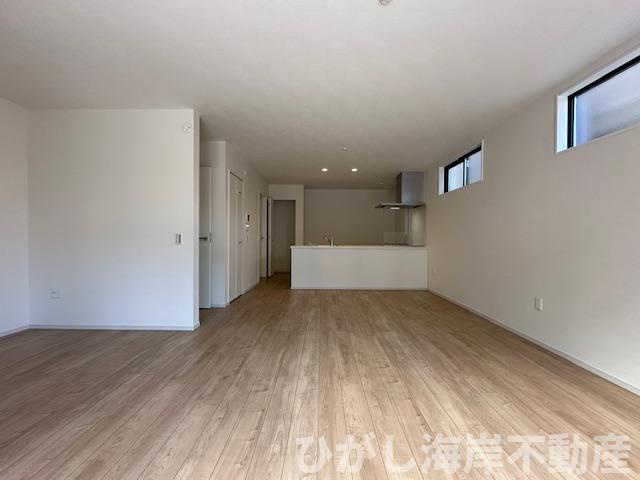 藤沢市片瀬４丁目　新築戸建　全３棟の居間・リビング|20.6帖　LDK